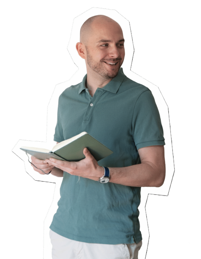 Jan Rotermund Blick nach rechts, gr&uuml;nes Polo-Hemd, ge&ouml;ffnetes Notizheft