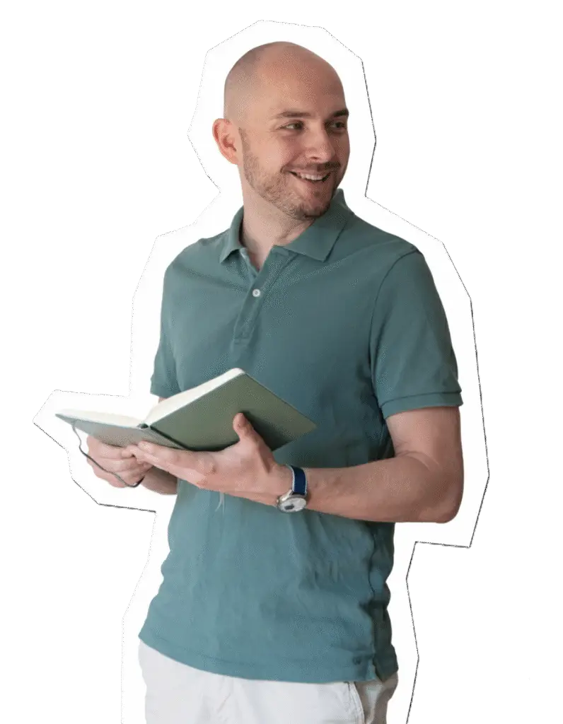 Jan Rotermund Blick nach rechts, gr&uuml;nes Polo-Hemd, ge&ouml;ffnetes Notizheft